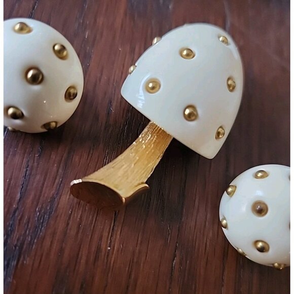 Crown Trifari Gold Tone White Lucite Mushroom Brooch Pin and Earrings Set Signed - Picture 2 of 7
